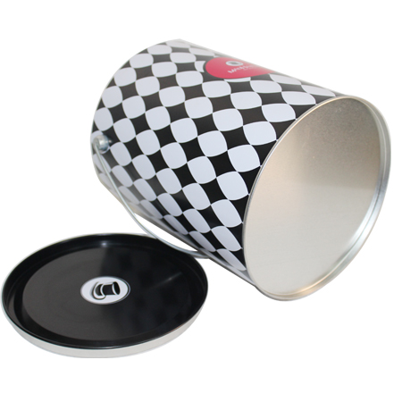 manejar latas de té redondas