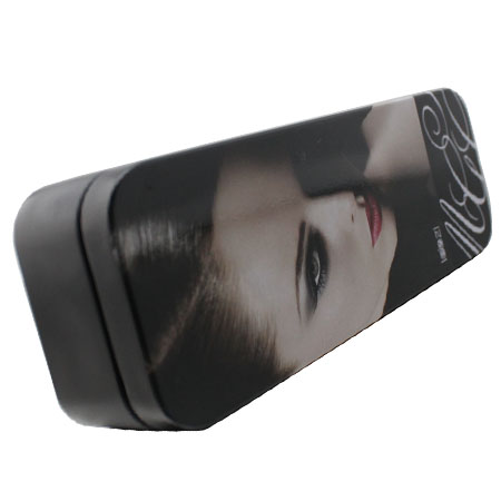 de color negro componen latas