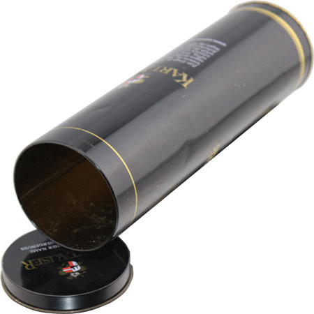 latas redondas de vino tinto